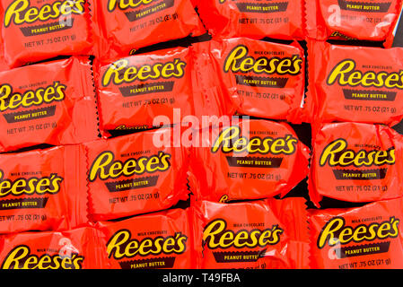 Winneconne, WI - 12 April 2019: eine Nahaufnahme von reeses Peanut butter cups Candy Bars auf einem isolierten Hintergrund Stockfoto
