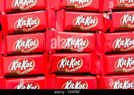 Winneconne, WI - 12 April 2019: eine Nahaufnahme von Kit Kat crisp Wafer Candy Bars auf einem isolierten Hintergrund Stockfoto