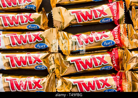Winneconne, WI - 12 April 2019: eine Nahaufnahme von Twix cookie bars Candy Bars auf einem isolierten Hintergrund Stockfoto