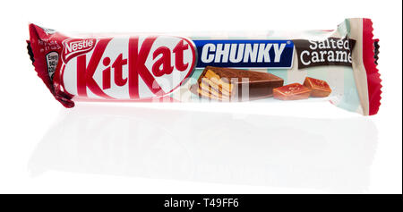 Winneconne, WI - 13. April 2019: ein Paket Nestlé Kit Kat Chunky in gesalzenem caramel Candy Bar auf einem isolierten Hintergrund Stockfoto