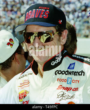 Dale Earnhardt auf grubestraße vor Beginn der UAW-GM Quality 500 im Oktober 1997 in Charlotte Motor Speedway Stockfoto