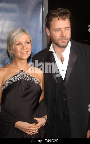 LOS ANGELES, Ca. November 11, 2003: Schauspieler Russell Crowe & Frau Danielle Spencer an der Los Angeles Premiere seines neuen Films Master und Commander. Stockfoto