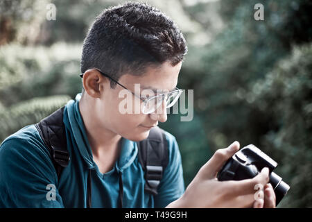 Portraitfotos der Teenager tragen grüne t-shirt und Roaming in die Felder ein. Stockfoto