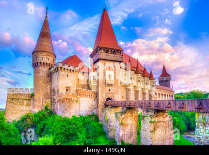 Schöne Hunyad Corvin mittelalterliche Burg im Licht der untergehenden Sonne, Hunedoara Stadt landamark, Siebenbürgen, Rumänien, Europa Stockfoto