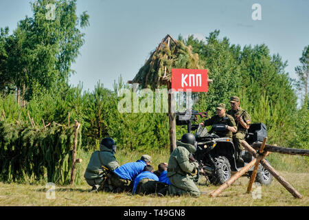 In Tjumen, Russland - 11. Juni 2016: Rennen der Helden Projekt auf dem Boden der höchsten militärischen und technischen Schule. Hohe Wand. Show Programm der Stockfoto