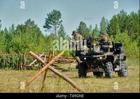 In Tjumen, Russland - 11. Juni 2016: Rennen der Helden Projekt auf dem Boden der höchsten militärischen und technischen Schule. Hohe Wand. Show Programm der Stockfoto