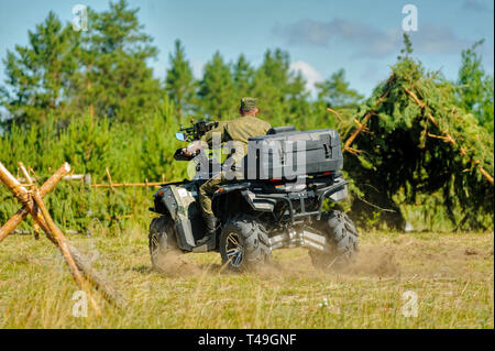 In Tjumen, Russland - 11. Juni 2016: Rennen der Helden Projekt auf dem Boden der höchsten militärischen und technischen Schule. Hohe Wand. Show Programm der Stockfoto