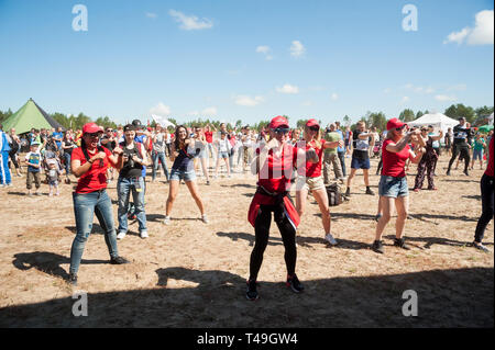 In Tjumen, Russland - 11. Juni 2016: Rennen der Helden Projekt auf dem Boden der höchsten militärischen und technischen Schule. Athleten Tanz für Warm-up vor Stockfoto