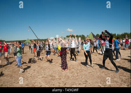 In Tjumen, Russland - 11. Juni 2016: Rennen der Helden Projekt auf dem Boden der höchsten militärischen und technischen Schule. Athleten Tanz für Warm-up vor Stockfoto