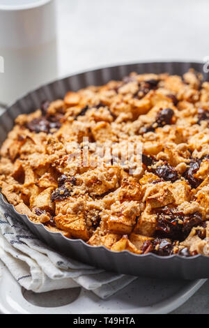 Vegan ganze Apfelkuchen mit Zimt in der Bäckerei Gericht. Stockfoto