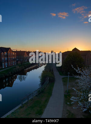 Sonnenuntergang über Beverley Beck mit der historischen Stadt Beverley im Hintergrund zusammen mit dem Münster. Beverley East Yorkshire, England, GB, Stockfoto