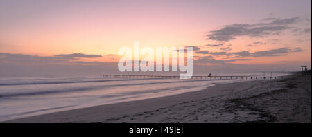 Pier/Jetty playa de muro, Sonnenaufgang über den Bergen, abgeschiedenen Strand, Mallorca, Balearen, Spanien. Stockfoto