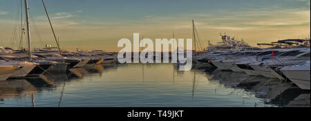 Boote im Mittelmeer Hafen bei Sonnenuntergang, Reflexionen und schönen Himmel, Puerto Portals, Mallorca, Balearen, Spanien. Stockfoto