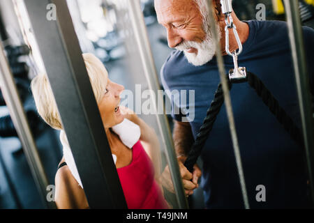 Fit senior sportliches Paar, gemeinsam im Fitnessstudio Stockfoto