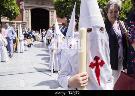 Sevilla, Spanien. 14 Apr, 2019. Büßer der Brüderlichkeit ''La Borriquita'' ihre Parade beginnen zu Kathedrale am Palmsonntag, Tag namens Domingo de Ramos Credit: Daniel Gonzalez Acuna/ZUMA Draht/Alamy leben Nachrichten Stockfoto