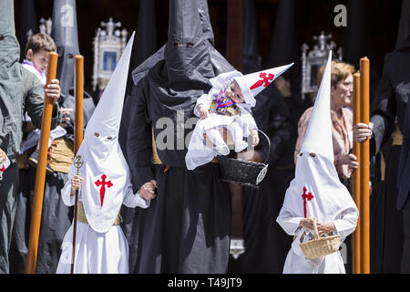 Sevilla, Spanien. 14 Apr, 2019. Büßer der Brüderlichkeit ''La Borriquita'' ihre Parade beginnen zu Kathedrale am Palmsonntag, Tag namens Domingo de Ramos Credit: Daniel Gonzalez Acuna/ZUMA Draht/Alamy leben Nachrichten Stockfoto