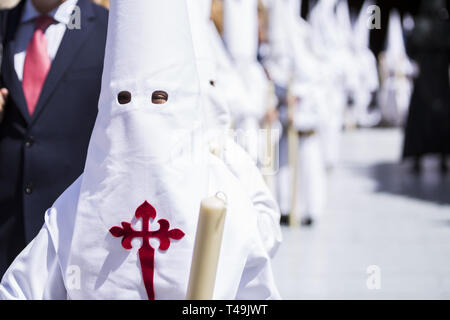 Sevilla, Spanien. 14 Apr, 2019. Büßer der Brüderlichkeit ''La Borriquita'' ihre Parade beginnen zu Kathedrale am Palmsonntag, Tag namens Domingo de Ramos Credit: Daniel Gonzalez Acuna/ZUMA Draht/Alamy leben Nachrichten Stockfoto