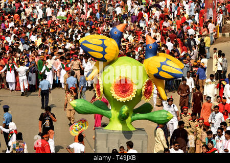 Dhaka, Bangladesch. 14 Apr, 2019. Die Menschen feiern die bengalischen Neujahr von 1426 in Dhaka, Bangladesch am 14. April 2019. Credit: Salim Reza/Xinhua/Alamy leben Nachrichten Stockfoto