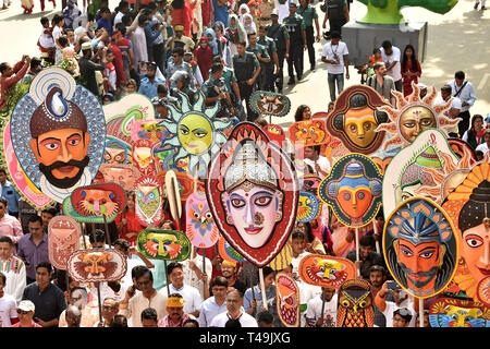 Dhaka, Bangladesch. 14 Apr, 2019. Menschen mit einer Prozession der bengalischen Neujahr von 1426 in Dhaka, Bangladesch am 14. April 2019 feiern. Credit: Salim Reza/Xinhua/Alamy leben Nachrichten Stockfoto