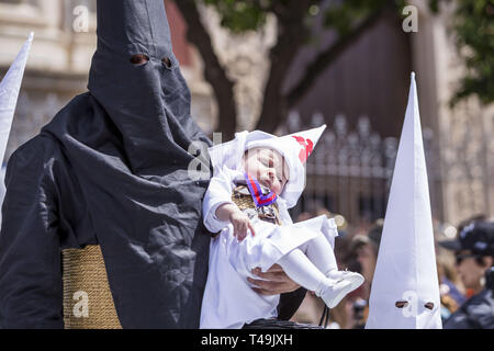 Sevilla, Spanien. 14 Apr, 2019. Büßer der Brüderlichkeit ''La Borriquita'' ihre Parade beginnen zu Kathedrale am Palmsonntag, Tag namens Domingo de Ramos Credit: Daniel Gonzalez Acuna/ZUMA Draht/Alamy leben Nachrichten Stockfoto