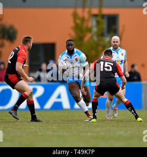 Kreuzfahrer Park, St Helens, Großbritannien. 14 Apr, 2019. Coral Challenge Cup Rugby, Thatto Heath Kreuzfahrer versus Dewsbury Widdern; Samuel Kibula von Dewsbury Rams die Angriffe der Thatto Heath defensive line Credit: Aktion plus Sport/Alamy leben Nachrichten Stockfoto