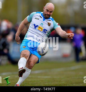 Kreuzfahrer Park, St Helens, Großbritannien. 14 Apr, 2019. Coral Challenge Cup Rugby, Thatto Heath Kreuzfahrer versus Dewsbury Widdern; Liam Finn von Dewsbury Widder tritt die Umstellung auf die Punktzahl 10 16 Quelle: Aktion plus Sport/Alamy Leben Nachrichten machen Stockfoto