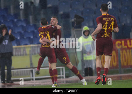 Rom, Italien. 13 Apr, 2019. 13.04.2019 Stadio Olimpico, Rom, Italien. SERIE A: DZEKO ERGEBNIS DER GOL UND FEIERT während der italienischen Serie A Match zwischen AS ROMA VS UDINESE 1-0 im Stadio Olimpico in Rom. Credit: Unabhängige Fotoagentur/Alamy leben Nachrichten Stockfoto