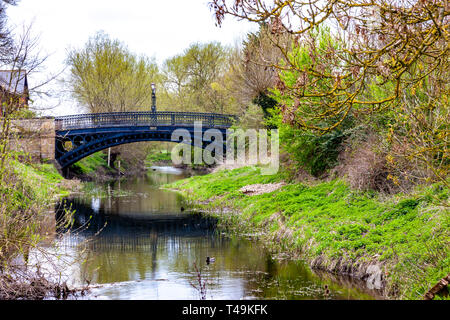 Newport Pagnell. Buckinghamshire. UK. Wetter. 15. April 2019. Eine kalte teilweise sonnigen Nachmittag von der Tickford Brücke, die 1810 errichtet wurde und vermutlich die älteste gusseiserne Brücke der Welt, der Überquerung des Flusses Ouzel {oder Lovat), Kredit: Keith J Smith./Alamy leben Nachrichten Stockfoto