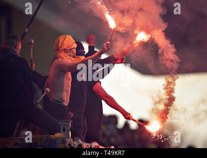 Brøndby, Dänemark. 14 Apr, 2019. Brondby Fans feiern das Ziel zu 1-0 während der superleague Fußballspiel zwischen Brøndby IF und FC Kopenhagen bei Brøndby Stadion, Kopenhagen, Dänemark. Credit: Lars Moeller/ZUMA Draht/Alamy leben Nachrichten Stockfoto