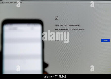 London, Großbritannien. 14 Apr, 2019. Eine Person ist der Ansicht eines Instagram login Seite auf einem Mobiltelefon und einem Desktop, der nicht anschließen oder laden, wie Facebook ist unten gesehen und erlebt Serverausfalls. Millionen von Benutzern weltweit sind betroffen, wie Facebook, heute morgen ging. Credit: Dinendra Haria/SOPA Images/ZUMA Draht/Alamy leben Nachrichten Stockfoto