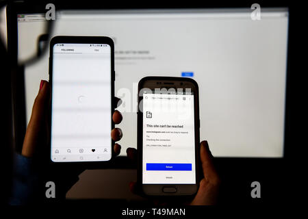 London, Großbritannien. 14 Apr, 2019. Eine Person ist der Ansicht eines Instagram login Seite auf einem Mobiltelefon und einem Desktop, der nicht anschließen oder laden, wie Facebook ist unten gesehen und erlebt Serverausfalls. Millionen von Benutzern weltweit sind betroffen, wie Facebook, heute morgen ging. Credit: Dinendra Haria/SOPA Images/ZUMA Draht/Alamy leben Nachrichten Stockfoto
