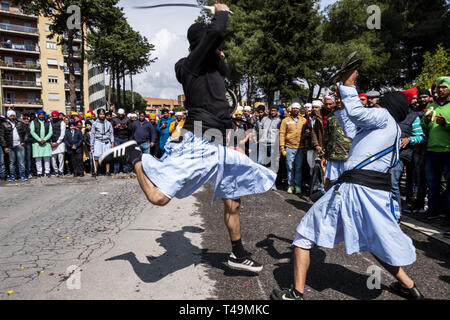 Rom, Italien. 14 Apr, 2019. Die jährliche Sitzung des Sikh Gemeinschaft von Italien die Nagar Kirtan in Roma zu feiern. Tausend der gewidmeten aus allen Länder nahmen an der Zeremonie. Nagar Kirtan ist ein Sikh custom unter Einbeziehung der Prozessionsweg Singen der heiligen Hymnen und es ist üblich, im Monat Visakhi. Traditionell ist die Prozession wird von der Safran led-Robed Panj Piare (die fünf Geliebten der Guru), die vom Guru Granth Sahib, die heilige Schrift der Sikhs, die in die Schwimmstellung gebracht wurde gefolgt sind. Credit: Matteo Trevisan/ZUMA Draht/Alamy leben Nachrichten Stockfoto