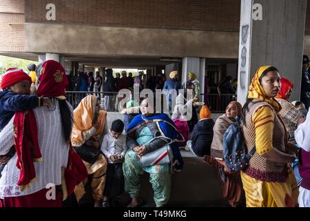 Rom, Italien. 14 Apr, 2019. Die jährliche Sitzung des Sikh Gemeinschaft von Italien die Nagar Kirtan in Roma zu feiern. Tausend der gewidmeten aus allen Länder nahmen an der Zeremonie. Nagar Kirtan ist ein Sikh custom unter Einbeziehung der Prozessionsweg Singen der heiligen Hymnen und es ist üblich, im Monat Visakhi. Traditionell ist die Prozession wird von der Safran led-Robed Panj Piare (die fünf Geliebten der Guru), die vom Guru Granth Sahib, die heilige Schrift der Sikhs, die in die Schwimmstellung gebracht wurde gefolgt sind. Credit: Matteo Trevisan/ZUMA Draht/Alamy leben Nachrichten Stockfoto