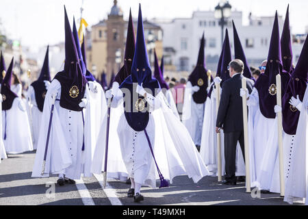 Sevilla, Spanien. 14 Apr, 2019. Büßer der Bruderschaft namens "La Estrella" während der Parade zu Kathedrale am Palmsonntag, Tag namens Domingo de Ramos. Credit: Daniel Gonzalez Acuna/ZUMA Draht/Alamy leben Nachrichten Stockfoto