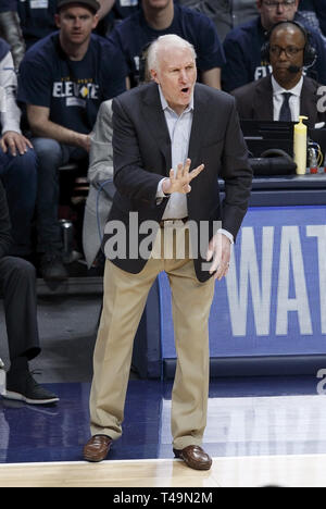 Denver, Colorado, USA. 13 Apr, 2019. Spurs Cheftrainer Gregg Popovich Anweisungen schreit zu seinem Team in der 1. Die Hälfte bei der Pepsi Center Sa. Abend beim Spiel eins der NBA Endspiele. Die Nuggets, die Spurs verlieren 101-96. Credit: Hector Acevedo/ZUMA Draht/Alamy leben Nachrichten Stockfoto