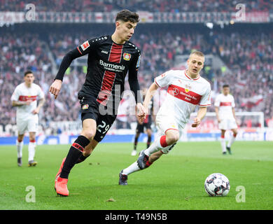 Duelle, Duell zwischen Kai Havertz (Bayer 04 Leverkusen) und Santiago geht Ascacibar (VfB Stuttgart). GES/Fußball/1. Bundesliga: VFB Stuttgart - Bayer 04 Leverkusen, 13.04.2019 - Fußball 1.Liga: VFB Stuttgart vs Bayer 04 Leverkusen, Stuttgart, 13.April 2019 DFL-Regelungen die Verwendung von Fotografien als Bildsequenzen und/oder quasi-Video zu verbieten. | Verwendung weltweit Stockfoto