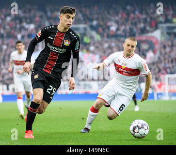 Duelle, Duell zwischen Kai Havertz (Bayer 04 Leverkusen) und Santiago geht Ascacibar (VfB Stuttgart). GES/Fußball/1. Bundesliga: VFB Stuttgart - Bayer 04 Leverkusen, 13.04.2019 - Fußball 1.Liga: VFB Stuttgart vs Bayer 04 Leverkusen, Stuttgart, 13.April 2019 DFL-Regelungen die Verwendung von Fotografien als Bildsequenzen und/oder quasi-Video zu verbieten. | Verwendung weltweit Stockfoto