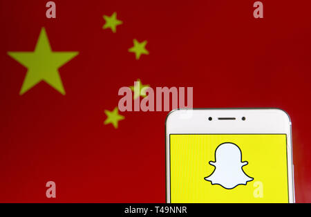 April 6, 2019 - Hongkong - In diesem Foto, Bild a Multimedia Messaging App SnapChat Logo ist auf ein Android mobiles Gerät mit der Volksrepublik China Flagge im Hintergrund zu sehen. (Bild: © Budrul Chukrut/SOPA Bilder über ZUMA Draht) Stockfoto