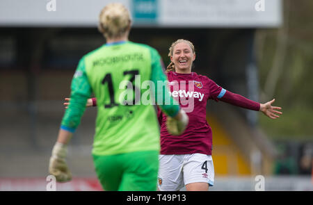 High Wycombe, UK. 14 Apr, 2019. Brooke Hendrix feiert die während der Frauen FA-Cup Halbfinale Match zwischen Lesen Frauen und West Ham United am Adams Park, High Wycombe, England am 14. April 2019 zu gewinnen. Foto von Andy Rowland. Credit: PRiME Media Images/Alamy leben Nachrichten Stockfoto