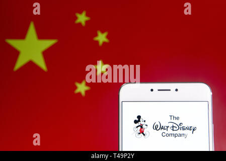 Hong Kong. 6 Apr, 2019. In diesem Foto Illustration eine amerikanische multinationale Medien und Unterhaltung der Walt Disney Company oder auch als Disney Logo ist auf ein Android mobiles Gerät mit der Volksrepublik China Flagge im Hintergrund zu sehen. Credit: Budrul Chukrut/SOPA Images/ZUMA Draht/Alamy leben Nachrichten Stockfoto