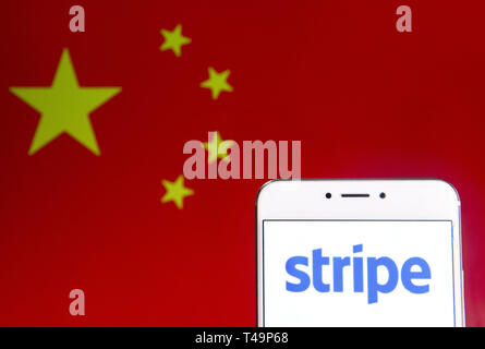 Hong Kong. 6 Apr, 2019. In diesem Foto, Bild a Online Payment Plattform Stripe Logo ist auf ein Android mobiles Gerät mit der Volksrepublik China Flagge im Hintergrund zu sehen. Credit: Budrul Chukrut/SOPA Images/ZUMA Draht/Alamy leben Nachrichten Stockfoto