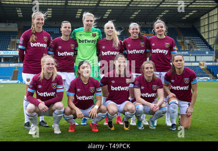 High Wycombe, UK. 14 Apr, 2019. West Ham United Frauen pre Match Team Foto (L-R) Brroke Hendrix, Gill Flaherty, Torhüter Anna Moorhouse, Alisha Lehmann, Erin Simon und Jane Ross (vordere Reihe l-r) Lucienne Reichardt, Cho So-Hyun, Jane Ross, Kate Longhurst & Claire Rafferty während der Frauen FA-Cup Halbfinale Match zwischen Lesen Frauen und West Ham United am Adams Park, High Wycombe, England am 14. April 2019. Credit: Aktion Foto Sport/Alamy leben Nachrichten Stockfoto