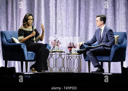 O2 Arena, London, UK. 14. Apr 2019. Michelle Obama auf der Bühne immer: Ein intimes Gespräch mit Michelle Obama am Sonntag, den 14. April 2019 in der O2 Arena in London. . Bild von Julie Edwards. Credit: Julie Edwards/Alamy leben Nachrichten Stockfoto