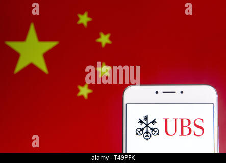 Hong Kong. 6 Apr, 2019. In diesem Foto Illustration einer schweizerischen multinationalen Investitionen Bank- und Finanzdienstleistungen Unternehmens UBS Group Logo ist auf ein Android mobiles Gerät mit der Volksrepublik China Flagge im Hintergrund zu sehen. Credit: Budrul Chukrut/SOPA Images/ZUMA Draht/Alamy leben Nachrichten Stockfoto