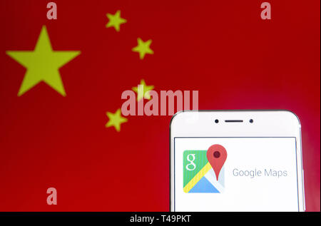 Hong Kong. 6 Apr, 2019. In diesem Foto Illustration einer Web Mapping Service Website und Anwendung von Google, Google Maps, Logo ist auf ein Android mobiles Gerät mit der Volksrepublik China Flagge im Hintergrund zu sehen. Credit: Budrul Chukrut/SOPA Images/ZUMA Draht/Alamy leben Nachrichten Stockfoto