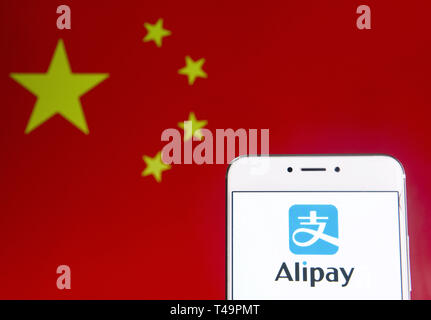 Hong Kong. 6 Apr, 2019. In diesem Foto Illustration einer chinesischen Online Payment Plattform im Besitz von Alibaba Group, Alipay, Logo ist auf ein Android mobiles Gerät mit der Volksrepublik China Flagge im Hintergrund zu sehen. Credit: Budrul Chukrut/SOPA Images/ZUMA Draht/Alamy leben Nachrichten Stockfoto