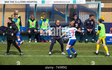 High Wycombe, UK. 14 Apr, 2019. Kelly Kammern (Manager der Lesung) mit torschütze Rachel Furness während der Frauen FA-Cup Halbfinale Match zwischen Lesen Frauen und West Ham United am Adams Park, High Wycombe, England am 14. April 2019. Foto von Andy Rowland. Credit: PRiME Media Images/Alamy leben Nachrichten Stockfoto