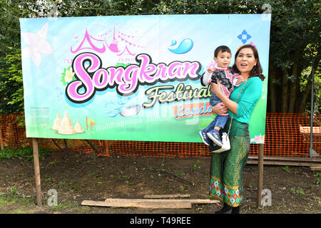 London, Großbritannien. 14 Apr, 2019. Feiert Thai Neujahr (Songkran) bei Buddhapadipa Tempel in Wimbledon als Wasser Songkran Festival, London, UK bekannt. Bild Capital/Alamy leben Nachrichten Stockfoto