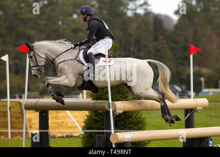 Norfolk, Großbritannien. 14 Apr, 2019. Sieger. Oliver Townend reiten Ballaghmor Klasse. GBR. Wasser springen. CCI 4*. Abschnitt B. Barfuß Retreats Burnham Market International Horse Trials. Eventing. Burnham Market. Norfolk. Vereinigtes Königreich. GBR. {14}/{04}/{2019}. Credit: Sport in Bildern/Alamy leben Nachrichten Stockfoto