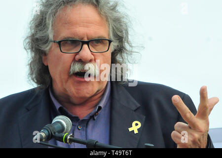 Stellvertreter des Kongresses durch ERC (Republikanische Linke Kataloniens) Joan Trada gesehen Sprechen während die Parlamente der politischen Akt an der Wahlkampf für den nächsten allgemeinen Wahlen in El Vendrell. Stockfoto